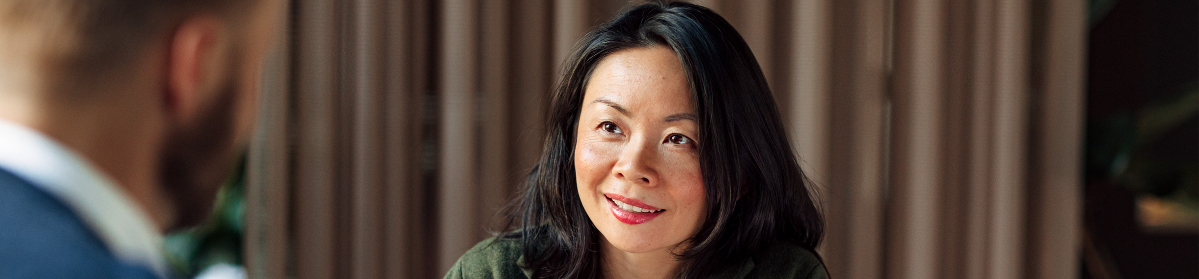 Dame smiler til en kollega