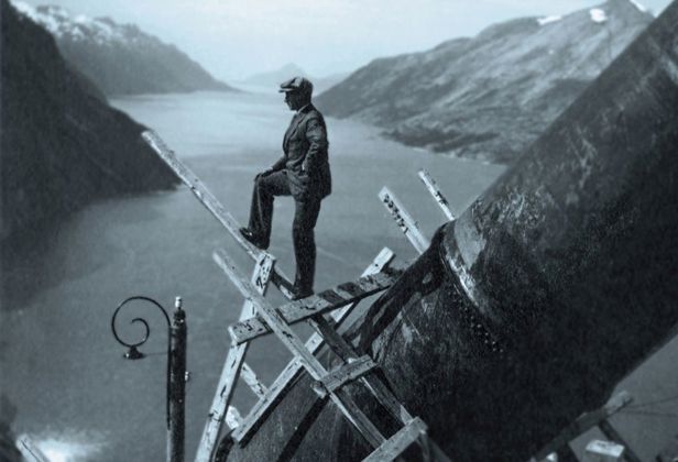 En arbeider utfører arbeid på en rørgate.