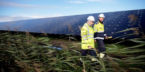 To ansatte som går rundt på Lange Runde solpark