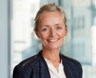 Dame smiler til kameraet