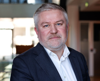 Mann ser inn i kameraet