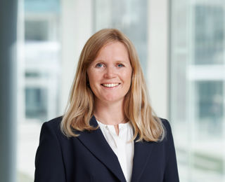 Kvinne i dress smiler