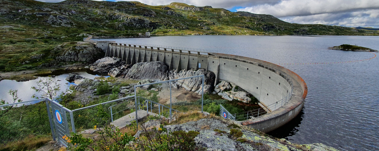 Dam og vannmagasin i fjellandskap