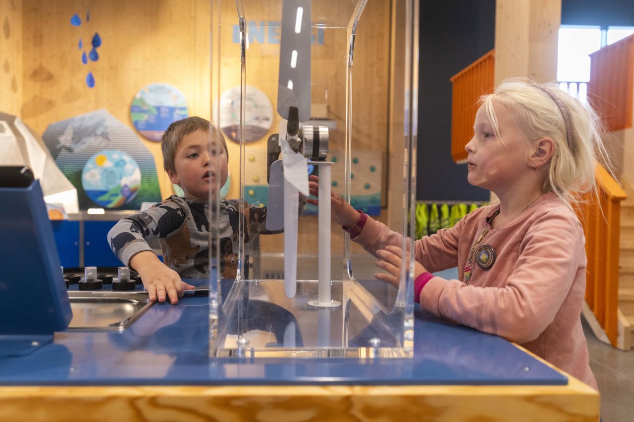 Barn som gjør ulike eksperimenter