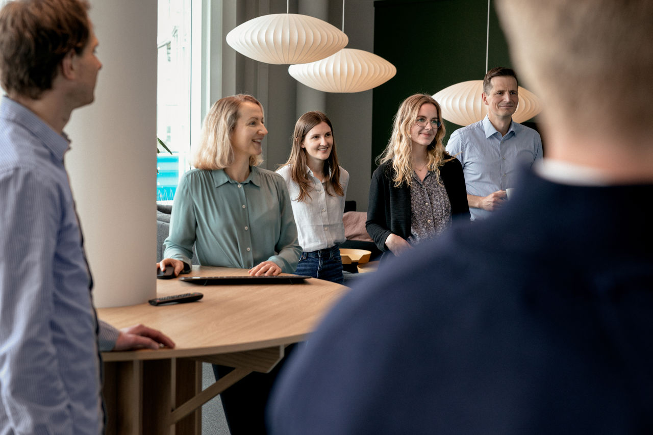 Flere ansatte som snakker sammen