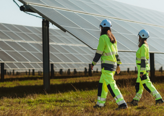 Solskinn på solcellepaneler (Foto: NTB scanpix)