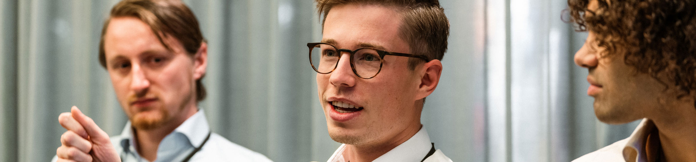 Tre unge menn diskuterer